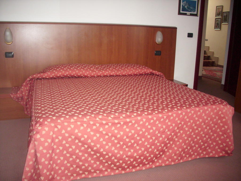 Hotel Fell Susa Habitación foto