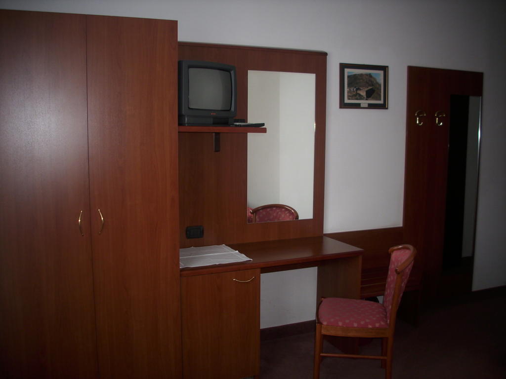 Hotel Fell Susa Habitación foto