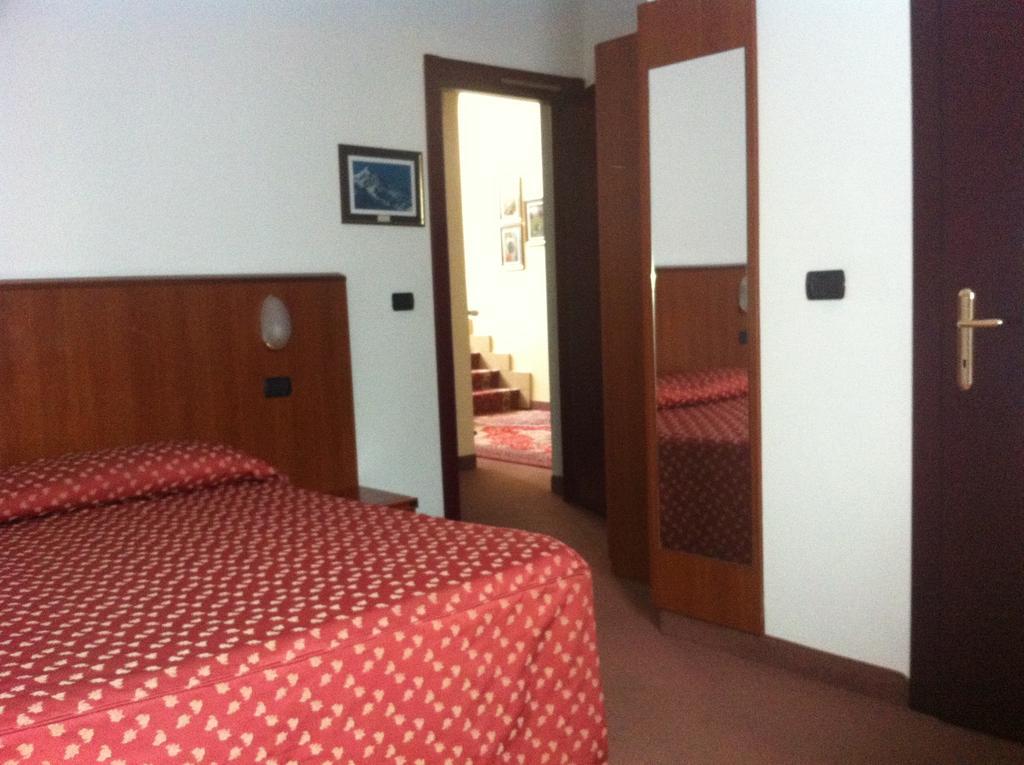 Hotel Fell Susa Habitación foto